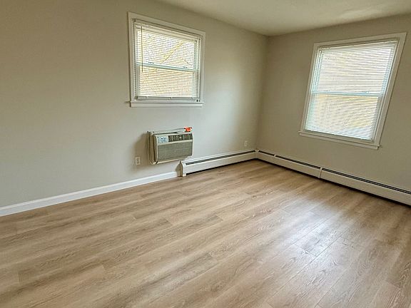 4th image of 653 Putnam Pike APT 4