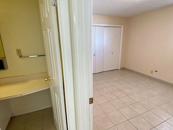 3rd image of 517 Palomas Dr SE #C