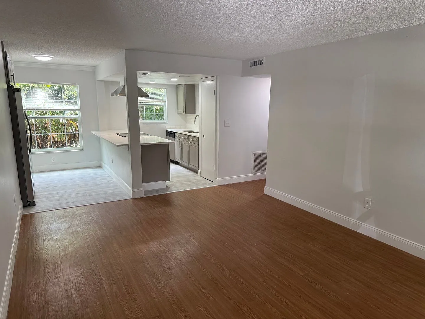726 Edgewater Drive — Photo 3