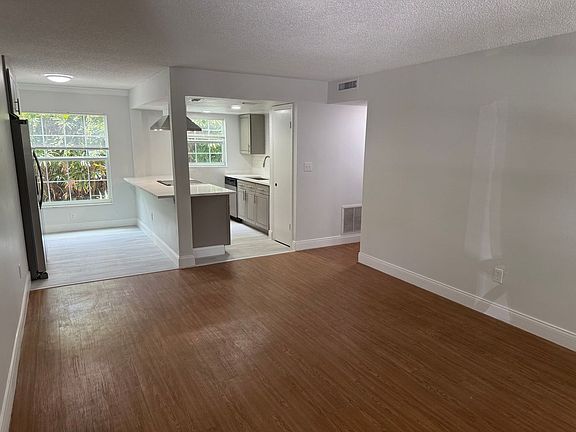 3rd image of 726 Edgewater Dr APT 2