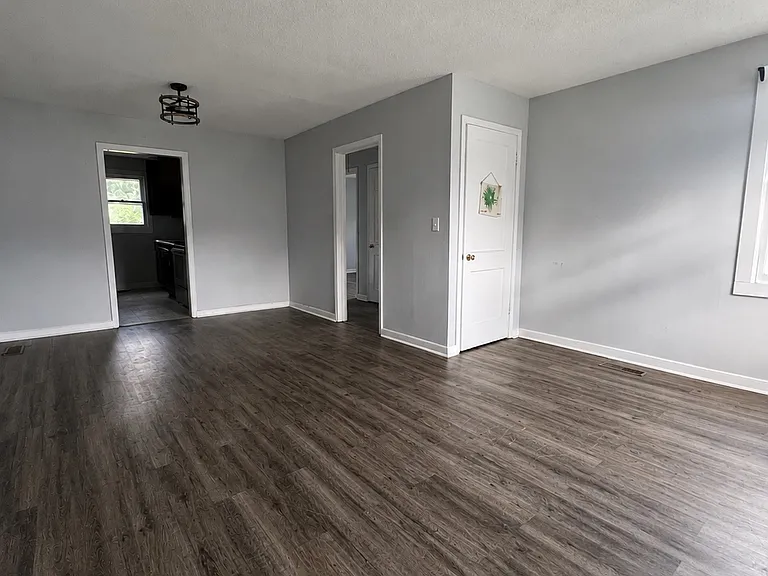 616 Glendale Pl — Photo 2