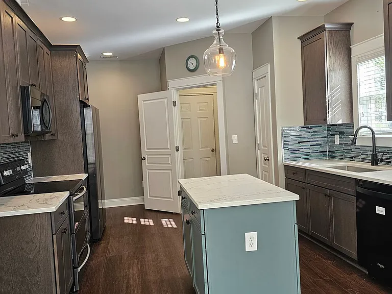 256 Stansbury Ln — Photo 4