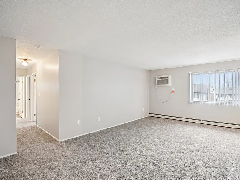 Hillcrest Club Apartments — Photo 38