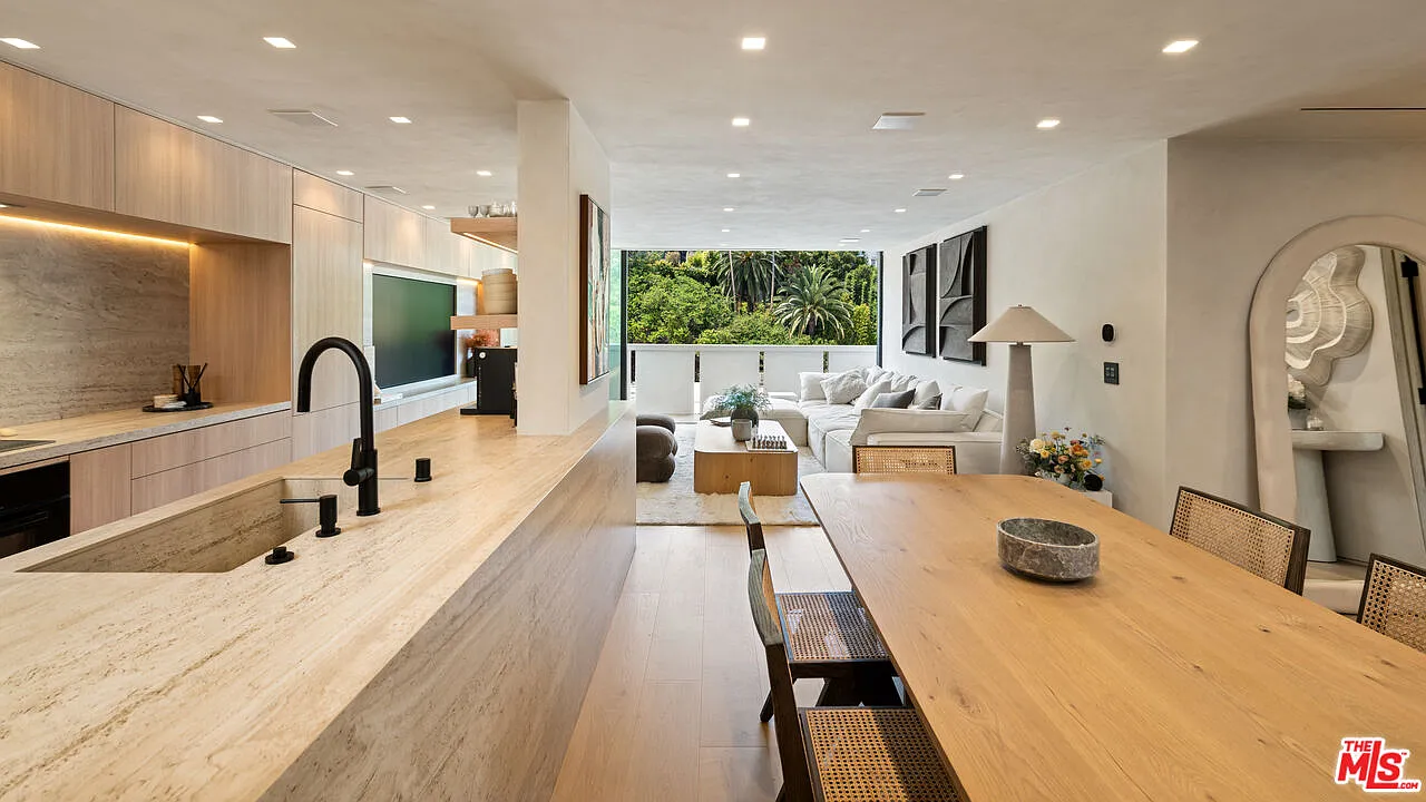 1 bed, 2.0 bath, 1008 sqft, $8,500 — Photo 3