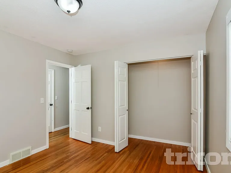 1420 Boone Ave N — Photo 8