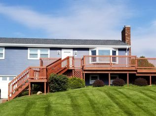 17 Algonquin Dr, Middletown, RI 02842