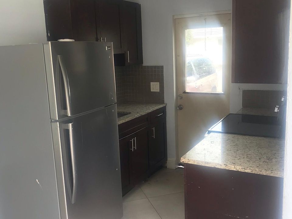 1st image of 841 SE 5th Ave
