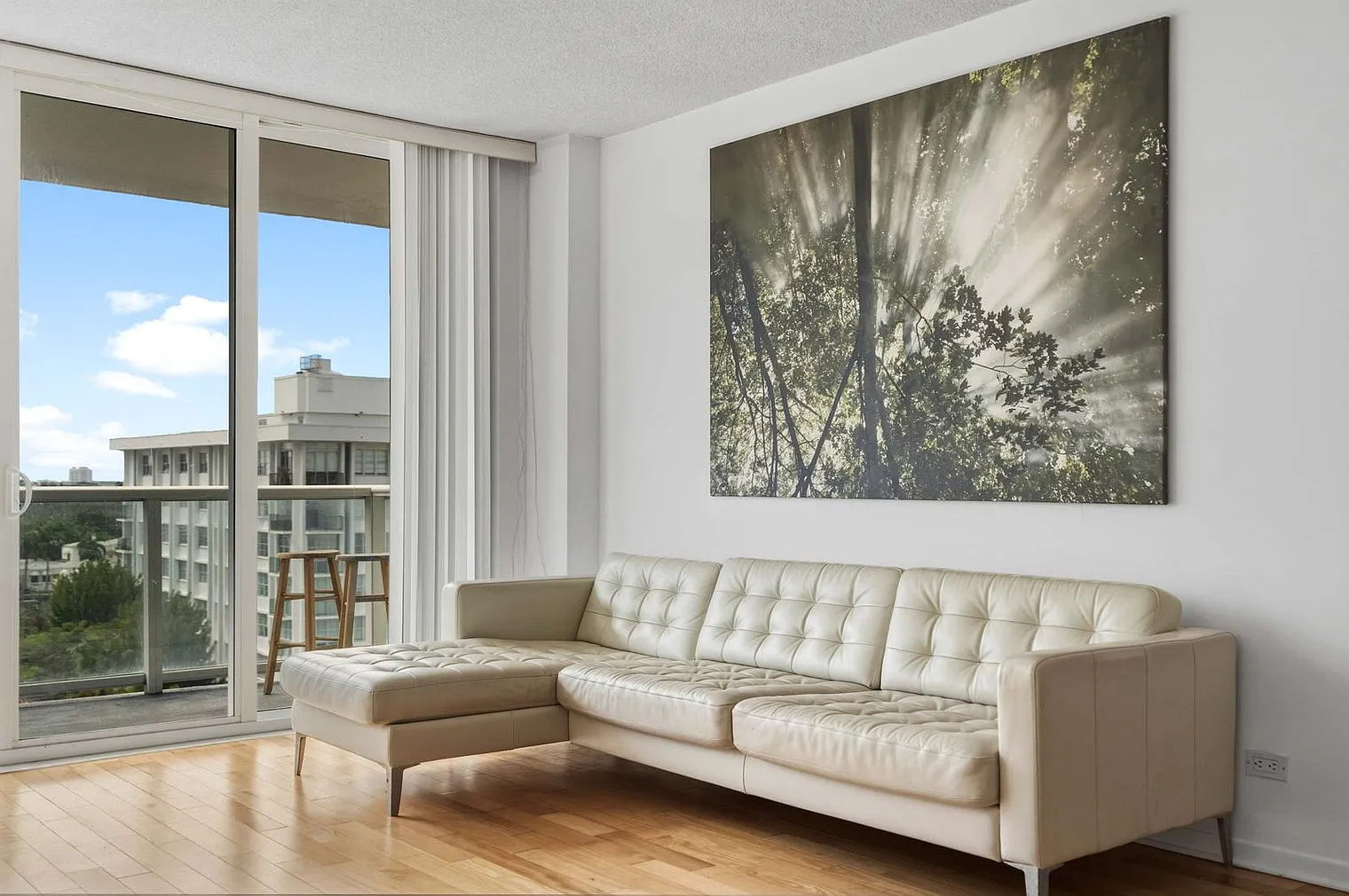 2 bed, 2.0 bath, 925 sqft, $4,117 — Photo 4