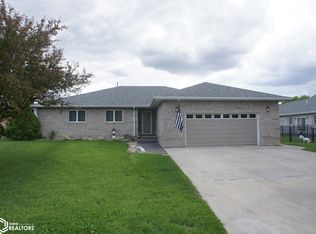 902 Fair Meadow Dr, Webster City, IA 50595