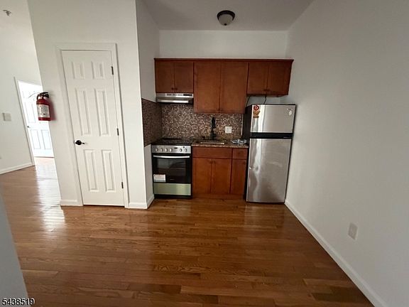 5th image of 118 Bayard St