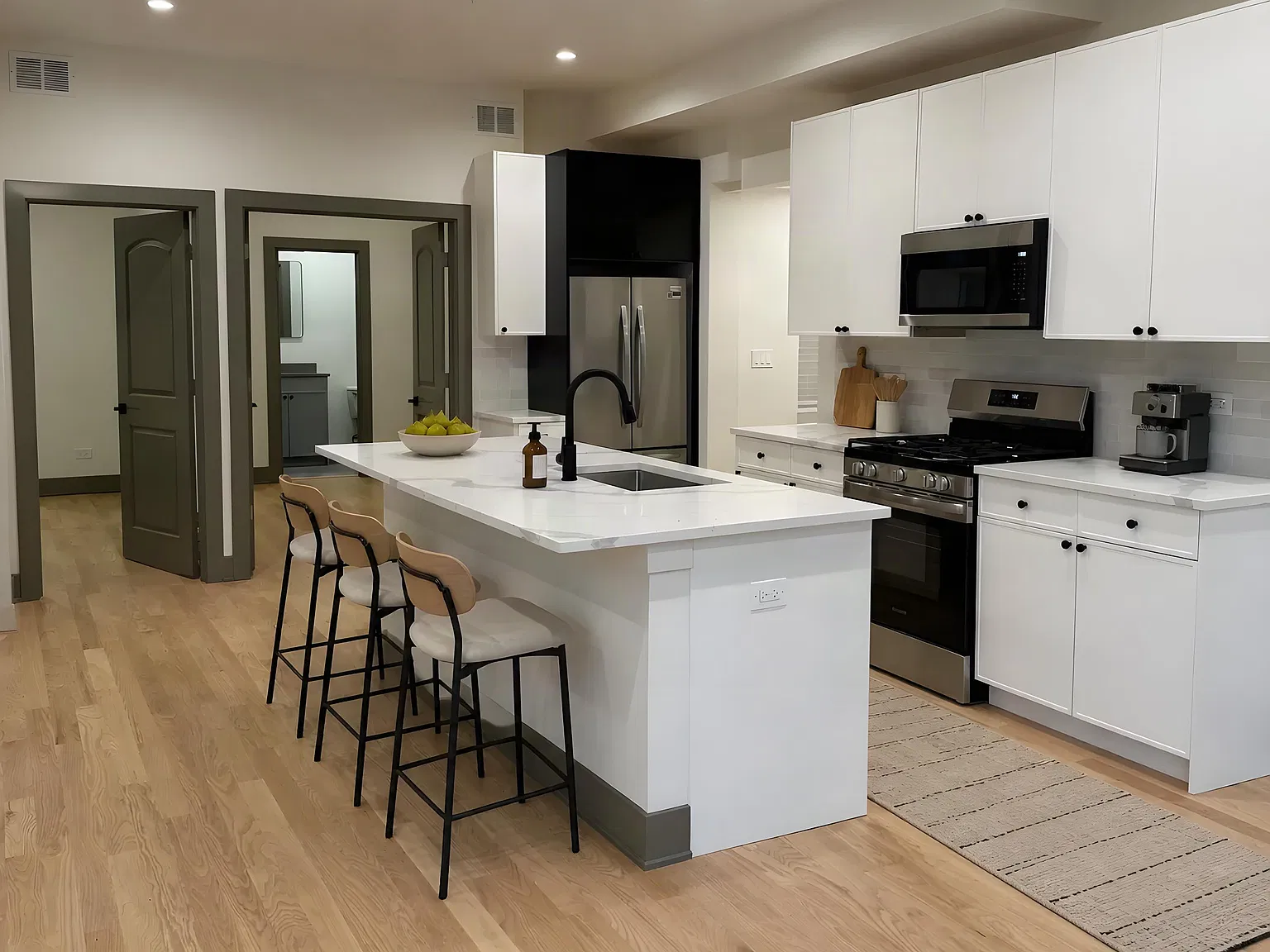 3 bed, 3.5 bath, 2000 sqft, $4,800 — Photo 2