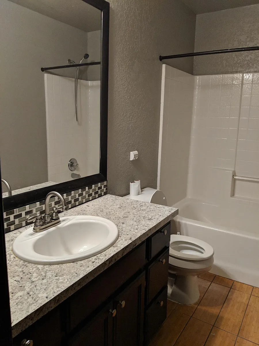 Main bathroom - 320 SE 23rd St