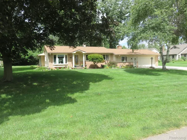 475 E Lovell Dr, Troy, MI 48085