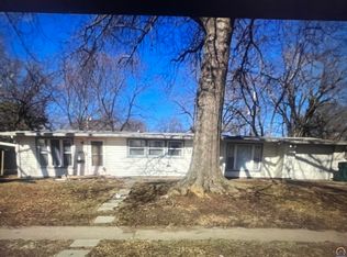 2825 SW Seabrook Ave, Topeka, KS 66614