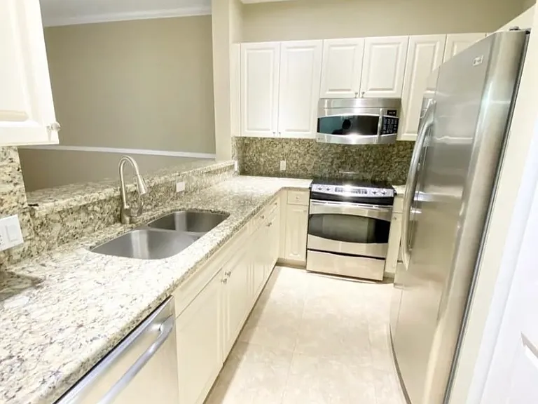 2557 Riverside Dr — Photo 9