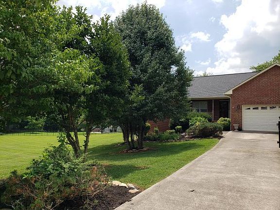 3rd image of 319 Woodsboro Ln