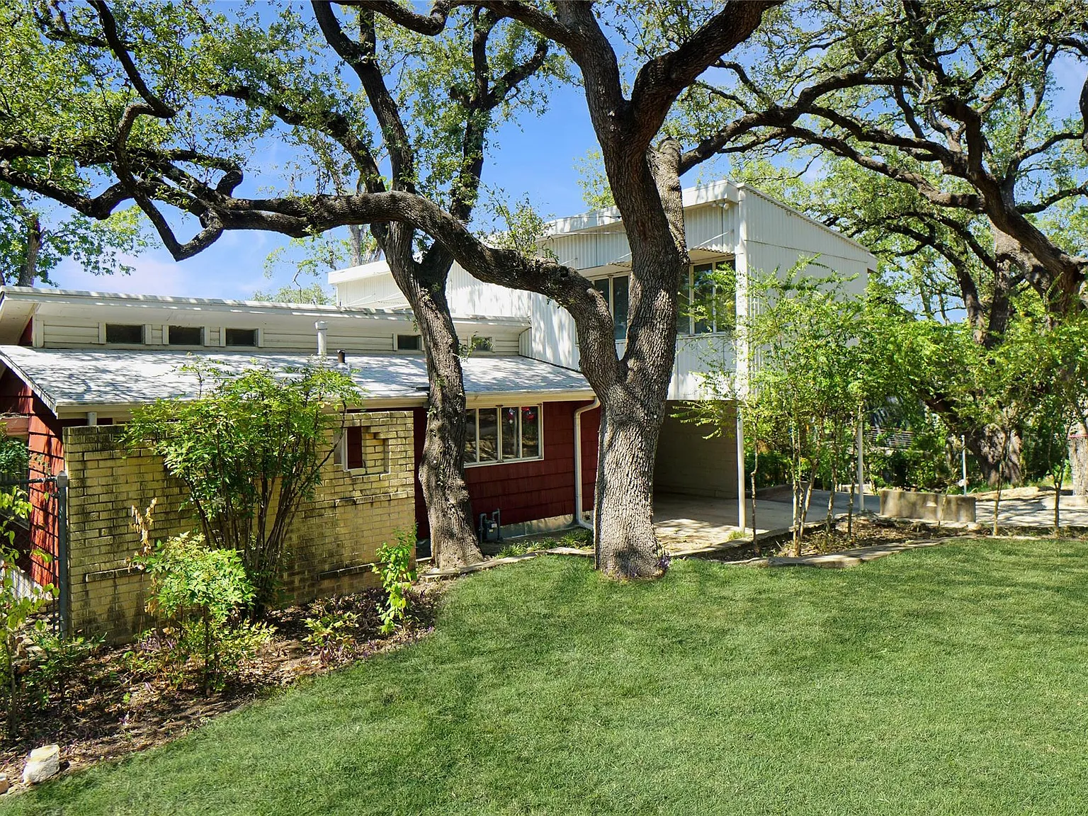 3 bed, 1.5 bath, 1982 sqft, $5,550 — Photo 1