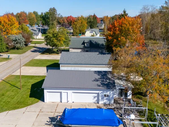 2264 Long Point Dr, Houghton Lake, MI 48629