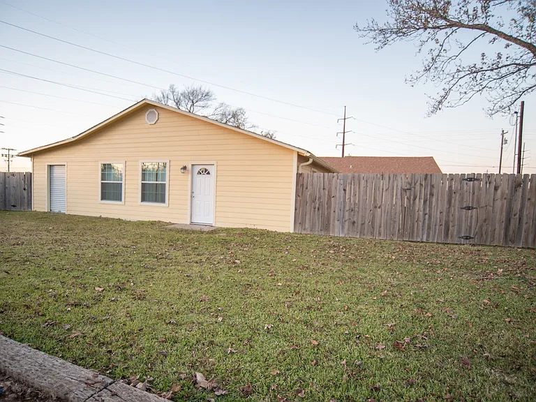 1118 E Goode St #B — Photo 1