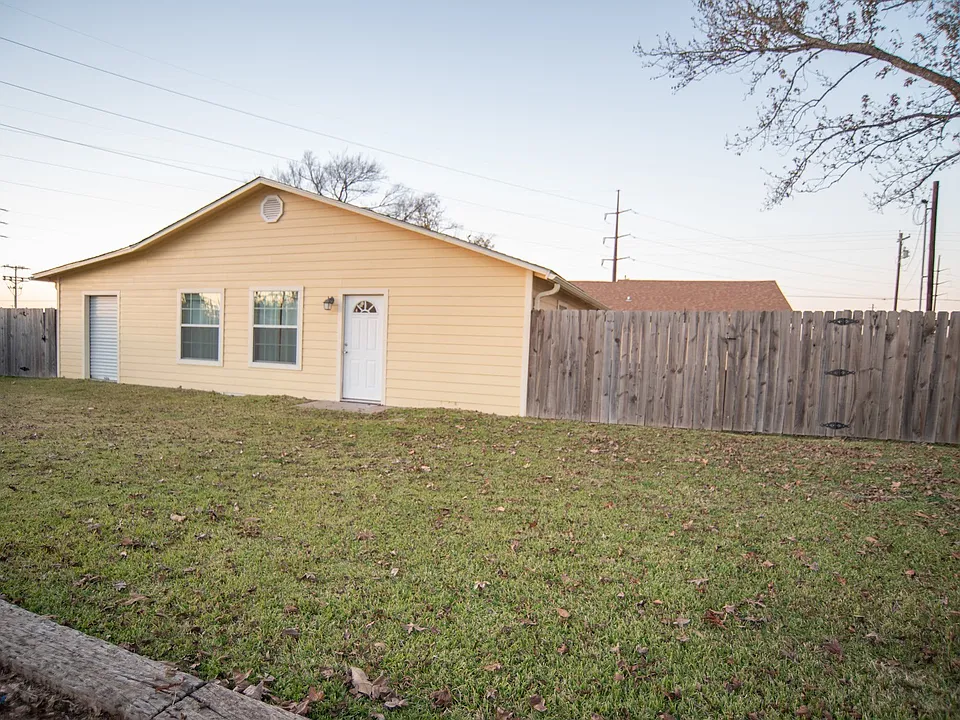 1118 E Goode St #B
