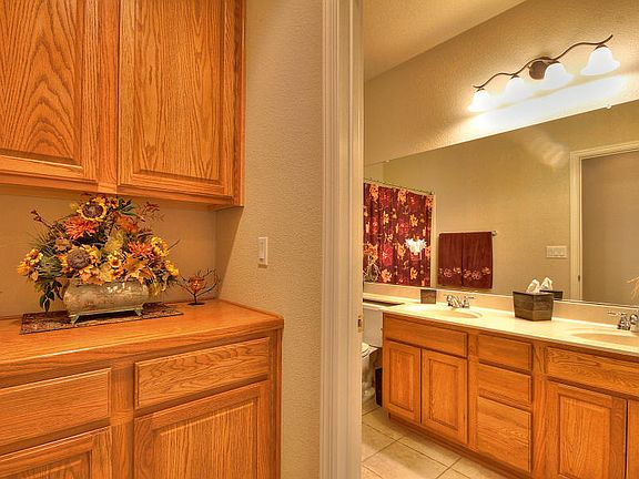 5th image of 24 Parejo Ct