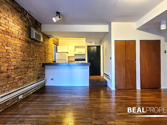 4th image of 556 W Wellington Ave APT 2R