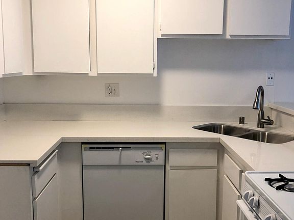 4th image of 15051 Moorpark St APT 109