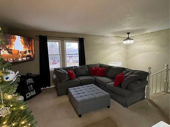 4th image of 612 NE Park Cir