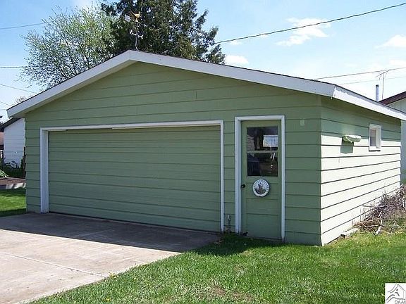 3rd image of 8390 Spruce Dr