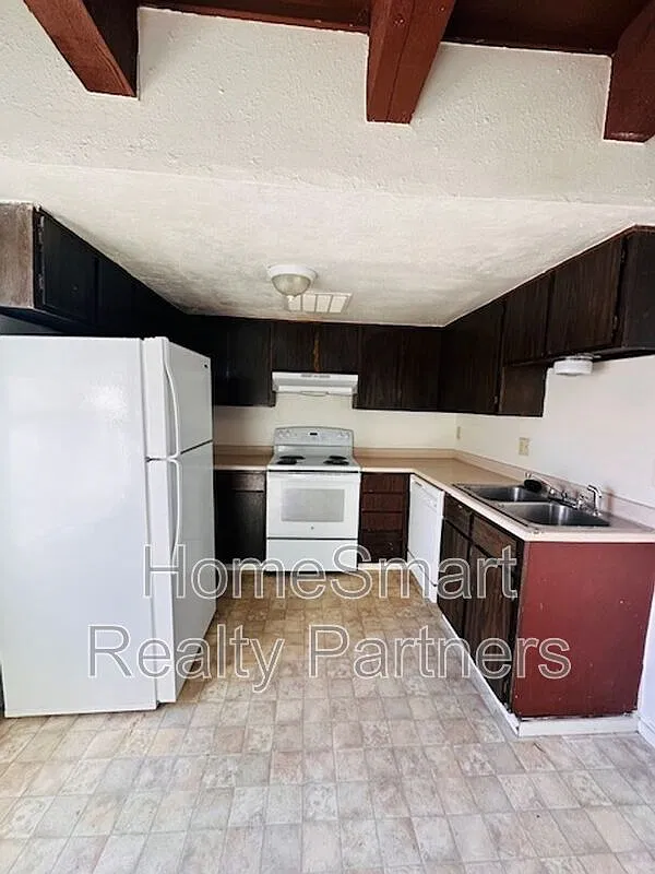 2 bed, 1.5 bath, 936 sqft, $700 — Photo 3