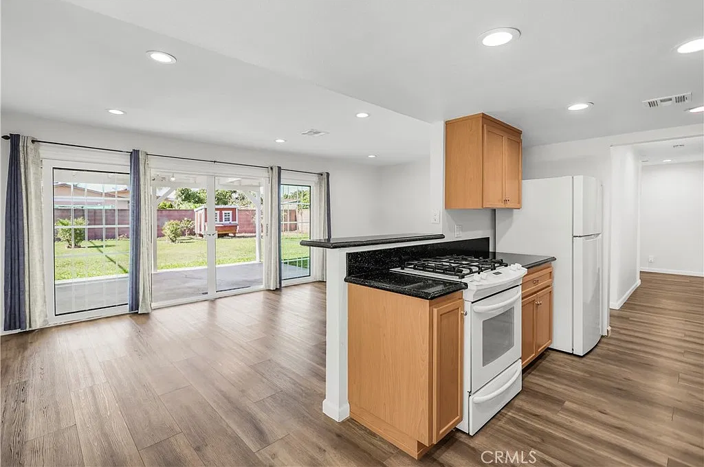 3 bed, 1182 sqft, $4,300 — Photo 2