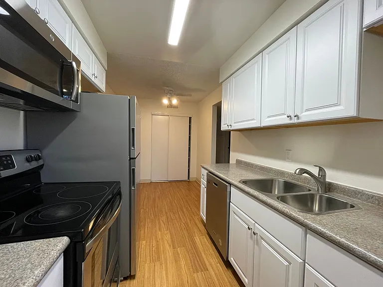 Canyon Club Apartments — Photo 33