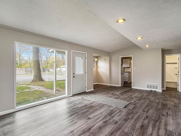 5th image of 2428 Monterey Cir