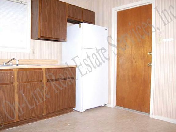 5th image of 1112 Airline Dr #A