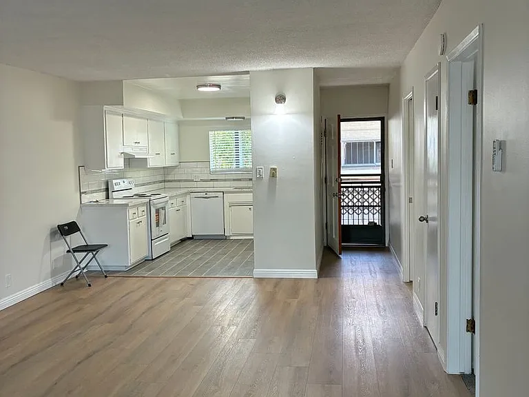 53 Suffolk Ave — Photo 2