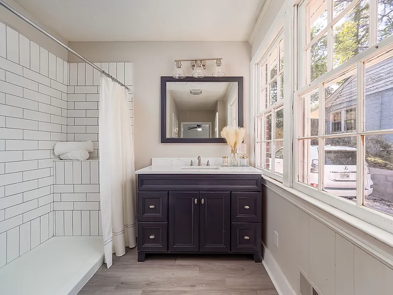 2724 Gervais St — Photo 8