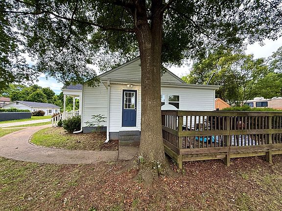 3rd image of 135 Knollwood Dr