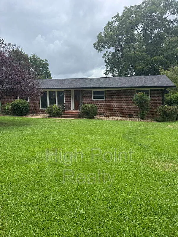 3 bed, 2.0 bath, 1987 sqft, $2,500 — Photo 2