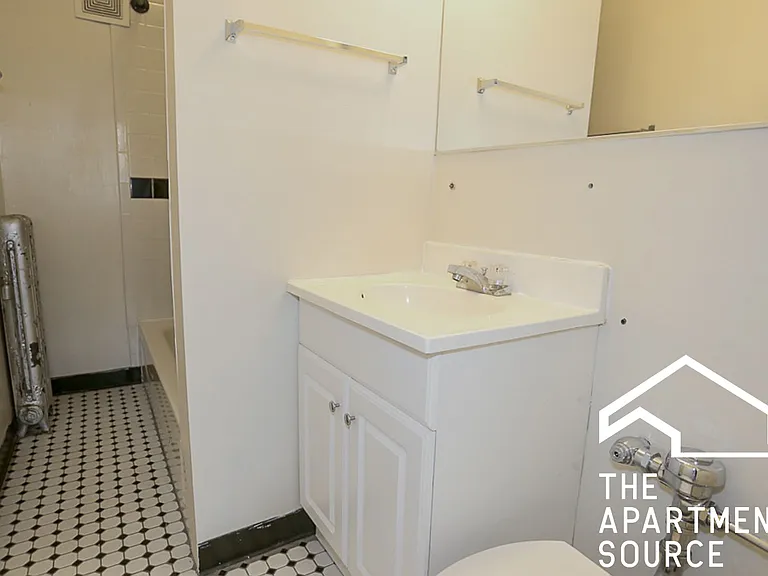 3910 N Pine Grove Ave #2 — Photo 7