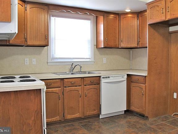 2nd image of 2300 Wyndhurst Ct