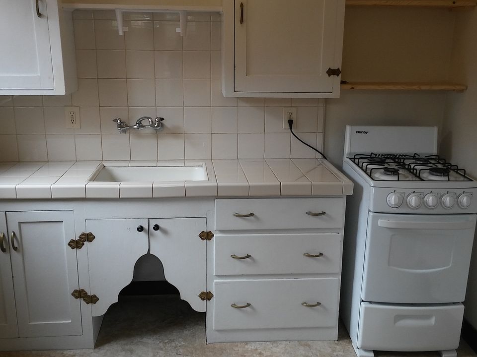 1st image of 560 N 2nd St APT 6