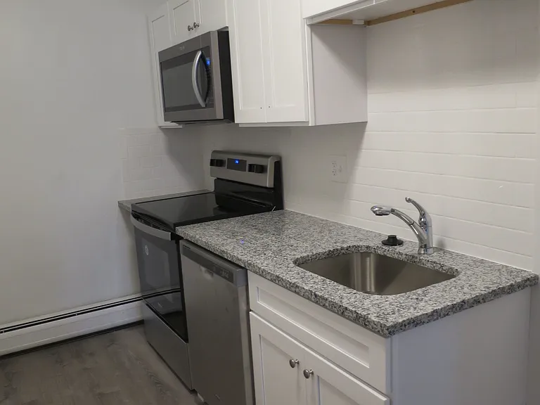 205 Highland Ave #4 — Photo 2
