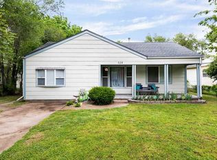 524 E 10th Ave, Belle Plaine, KS 67013