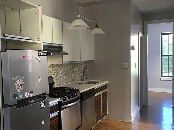 2nd image of 194 Humboldt St APT 3