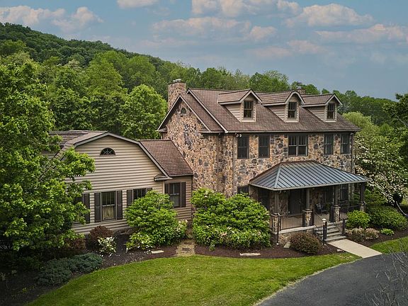 3rd image of 113 Manhasset Dr