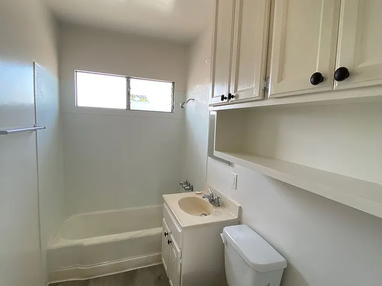 Royal Palms Apartments — Photo 8