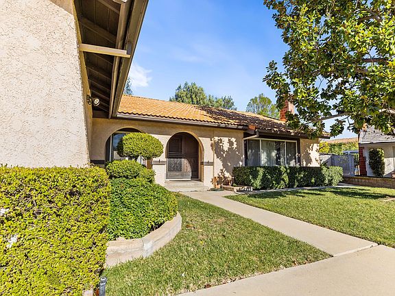 Front of the house, alternate view.