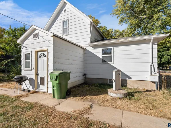 748 S Cherry St, Freeman, SD 57029