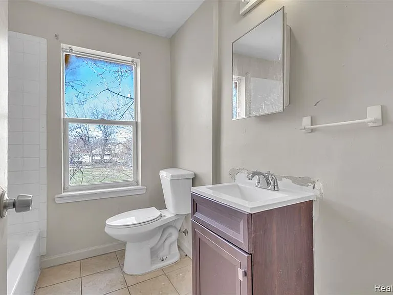 764 Woodmere St — Photo 41