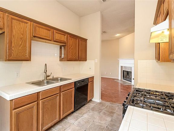 2nd image of 1902 Holly Springs Dr